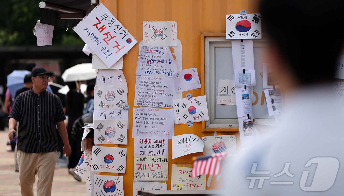 (서울=뉴스1) 김진환 기자 = 제9회 전국동시지방선거 투표용지 부족 사태를 규탄하며 재선거를 요구하는 집회가 계속되고 있는 8일 서울 송파구 올림픽공원 핸드볼경기장 인근 부스에 …