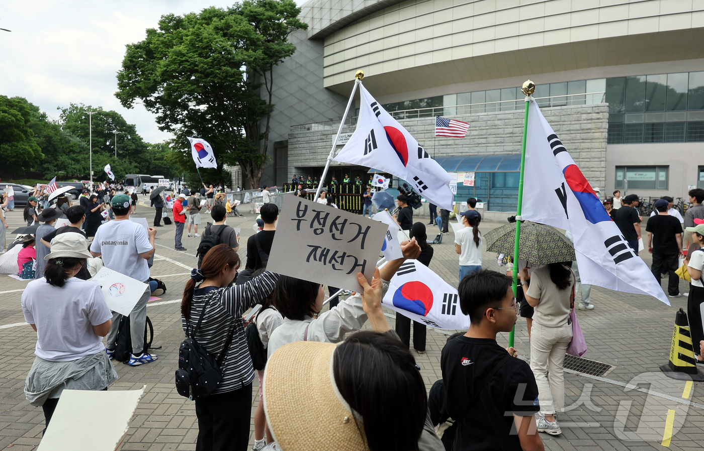 (서울=뉴스1) 김진환 기자 = 제9회 전국동시지방선거 투표용지 부족 사태에 반발한 시민들이 8일 서울 송파구 올림픽공원 핸드볼경기장 개표소 앞에 모여 재선거를 요구하는 구호를 외 …