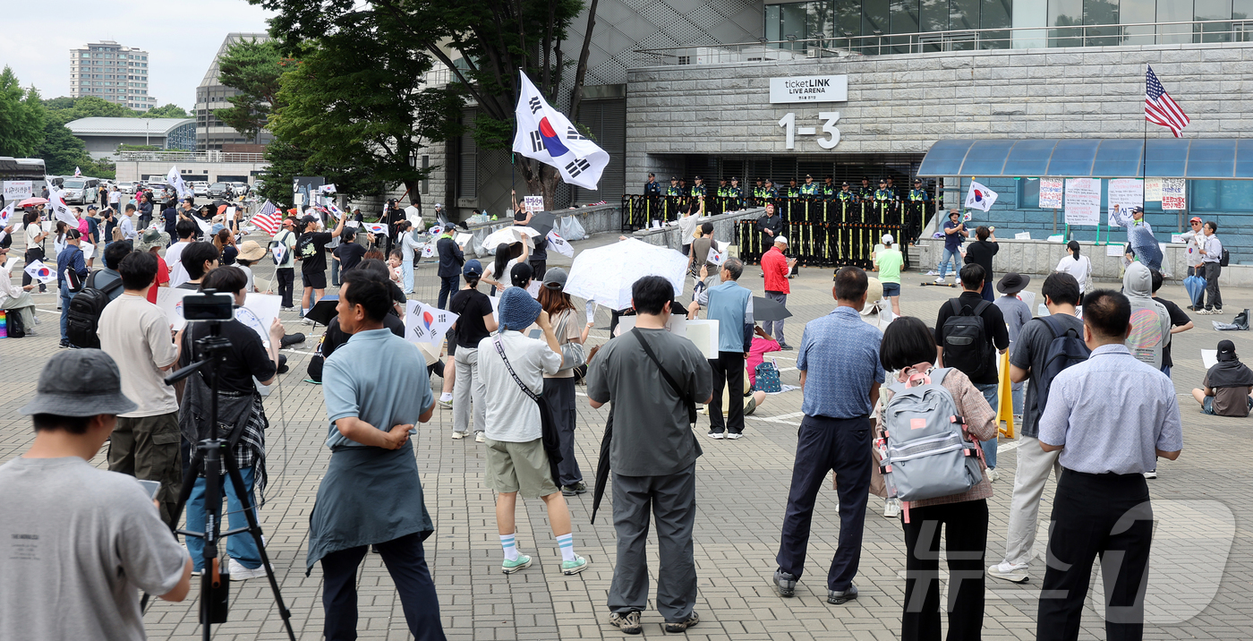 (서울=뉴스1) 김진환 기자 = 제9회 전국동시지방선거 투표용지 부족 사태에 반발한 시민들이 8일 서울 송파구 올림픽공원 핸드볼경기장 개표소 앞에 모여 재선거를 요구하는 구호를 외 …