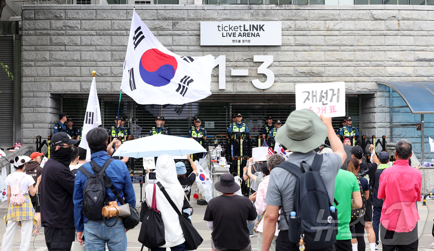 (서울=뉴스1) 김진환 기자 = 제9회 전국동시지방선거 투표용지 부족 사태를 규탄하며 재선거를 요구하는 집회가 계속되고 있는 8일 서울 송파구 올림픽공원 핸드볼경기장 개표소 앞에 …