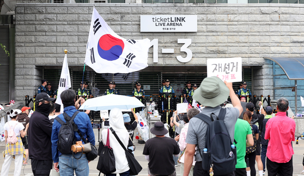 재선거 요구하는 시민들