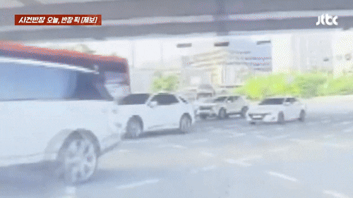 신호 무시, 꼬리 무는 차에 경적 울리자…창문 내리고 손가락 욕[영상]