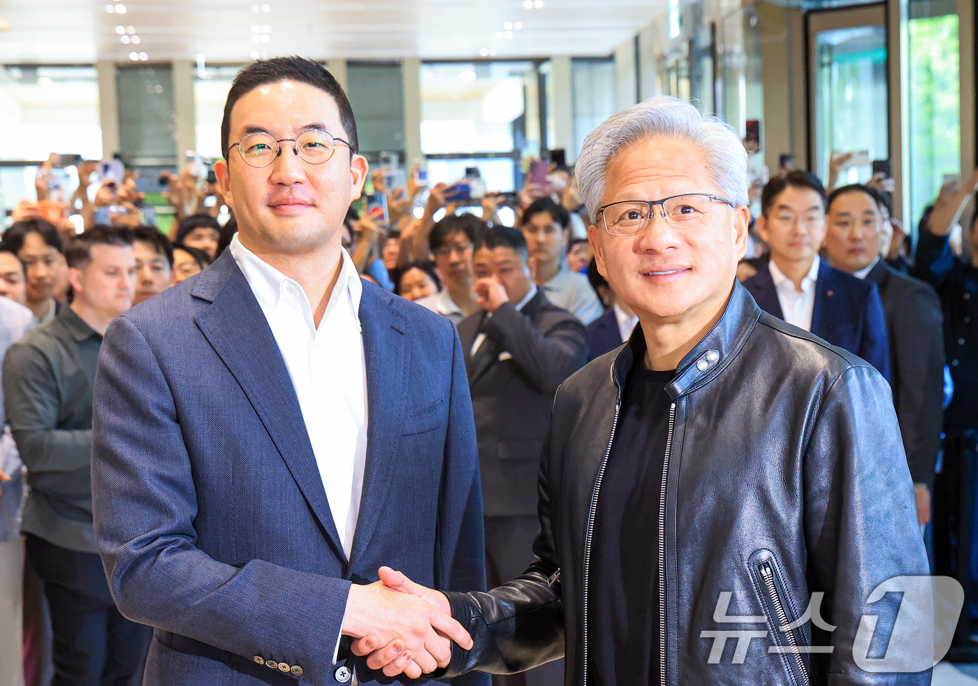 (서울=뉴스1) 이호윤 기자 = 젠슨 황 엔비디아 최고경영자(CEO)와 구광모 LG회장이 8일 서울 영등포구 LG그룹 사옥에서 악수를 나누고 있다. 2026.6.8/뉴스1