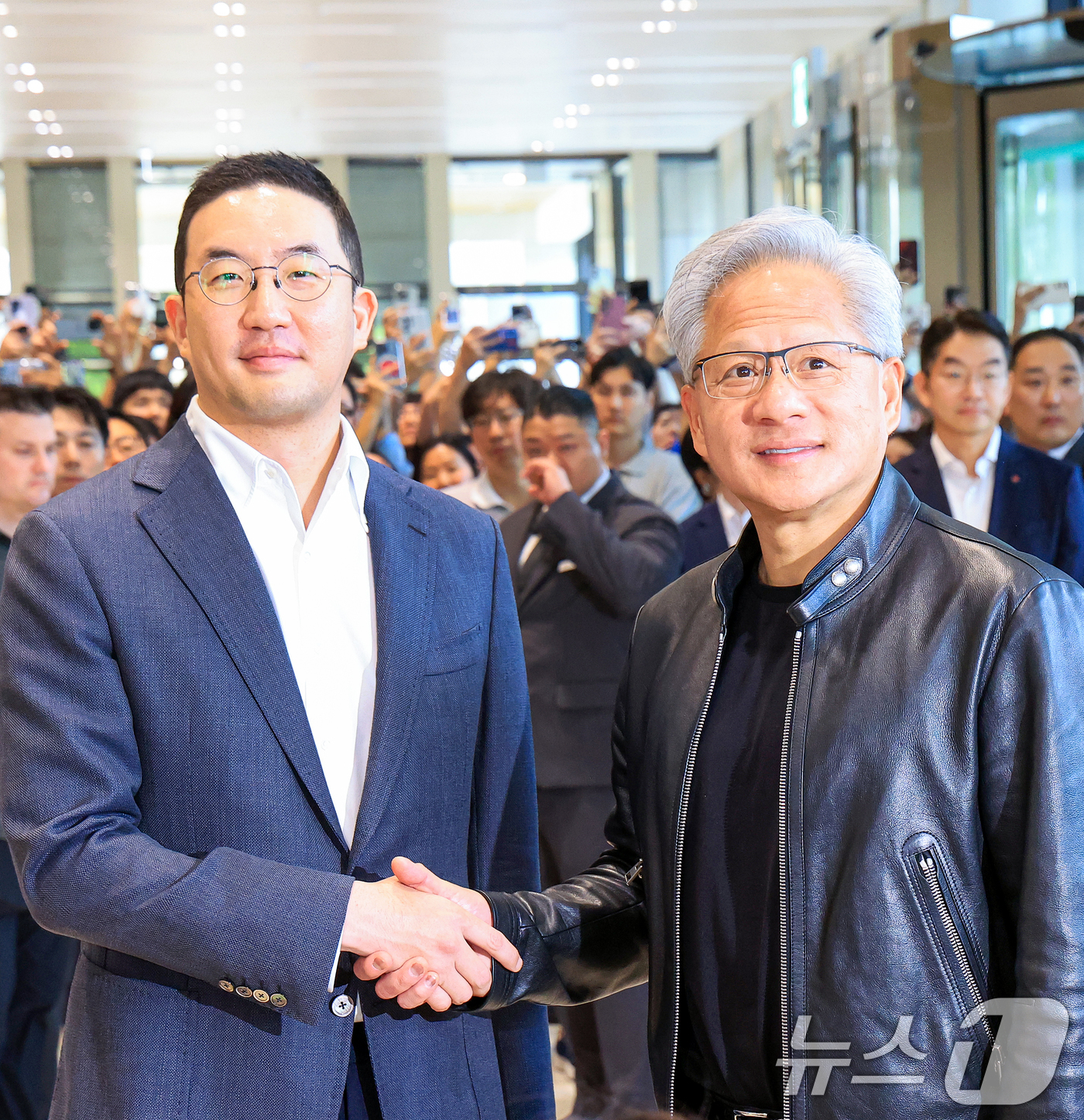 (서울=뉴스1) 이호윤 기자 = 젠슨 황 엔비디아 최고경영자(CEO)와 구광모 LG회장이 8일 서울 영등포구 LG그룹 사옥에서 악수를 나누고 있다. 2026.6.8/뉴스1
