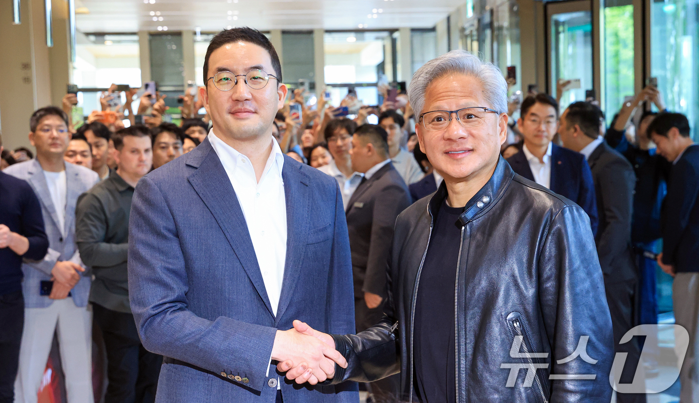 (서울=뉴스1) 이호윤 기자 = 젠슨 황 엔비디아 최고경영자(CEO)와 구광모 LG회장이 8일 서울 영등포구 LG그룹 사옥에서 악수를 나누고 있다. 2026.6.8/뉴스1