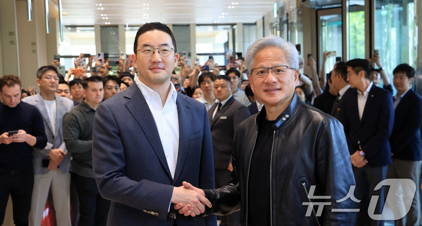 (서울=뉴스1) 이호윤 기자 = 젠슨 황 엔비디아 최고경영자(CEO)와 구광모 LG회장이 8일 서울 영등포구 LG그룹 사옥에서 악수를 나누고 있다. 2026.6.8/뉴스1
