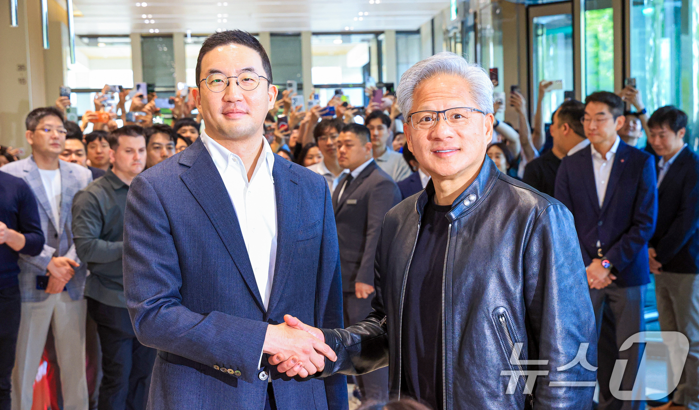 (서울=뉴스1) 이호윤 기자 = 젠슨 황 엔비디아 최고경영자(CEO)와 구광모 LG회장이 8일 서울 영등포구 LG그룹 사옥에서 악수를 나누고 있다. 2026.6.8/뉴스1