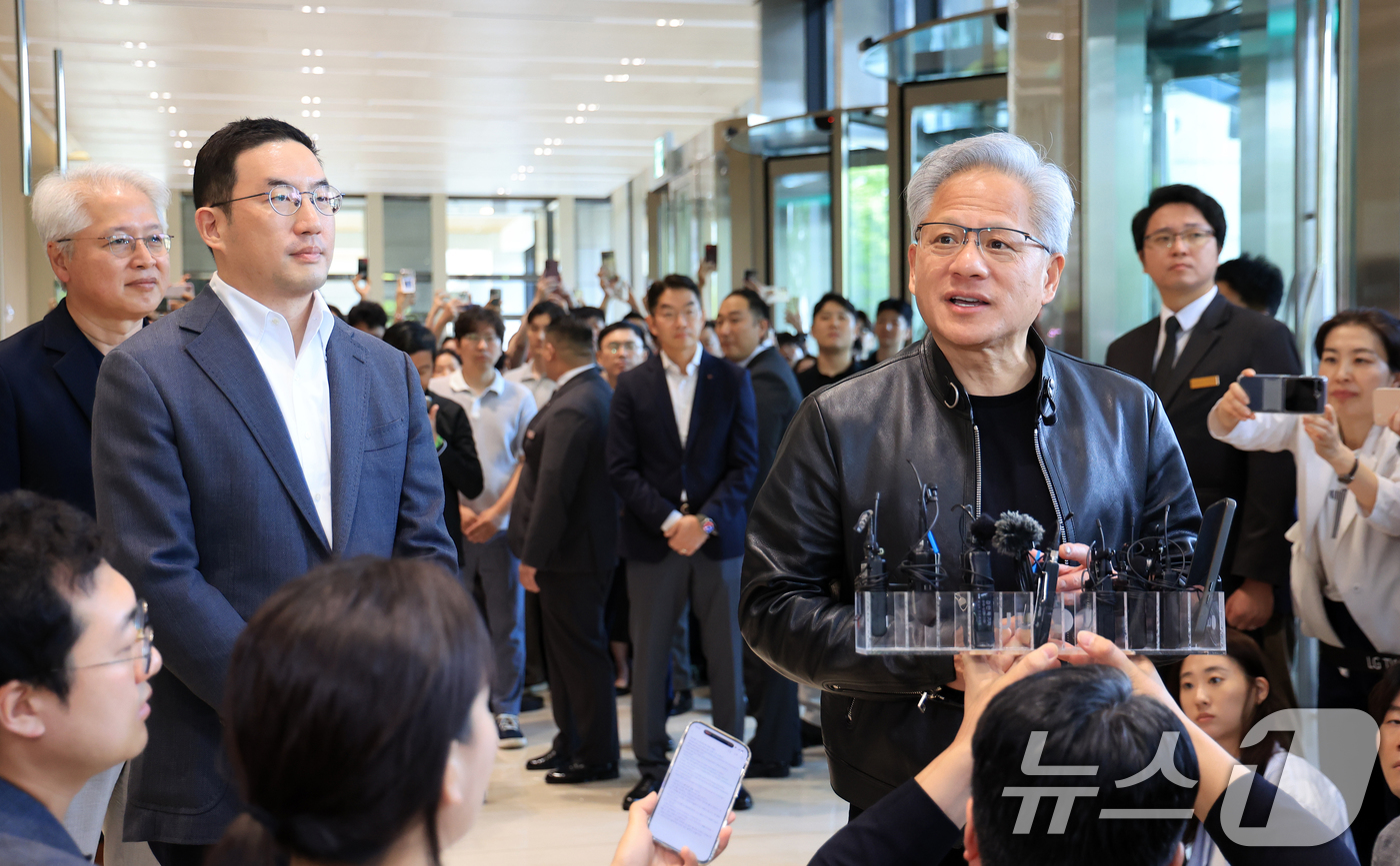 (서울=뉴스1) 이호윤 기자 = 젠슨 황 엔비디아 최고경영자(CEO)와 구광모 LG회장이 8일 서울 영등포구 LG그룹 사옥에서 취재진 질문에 답하고 있다. 2026.6.8/뉴스1
