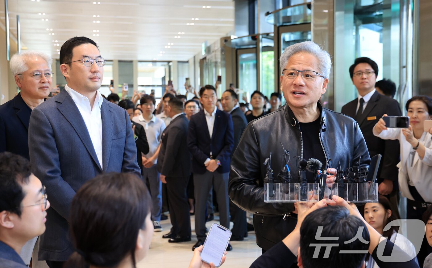 본문 이미지 - 젠슨 황 엔비디아 최고경영자(CEO)와 구광모 LG회장이 8일 서울 영등포구 LG그룹 사옥에서 취재진 질문에 답하고 있다. 2026.6.8 ⓒ 뉴스1 이호윤 기자