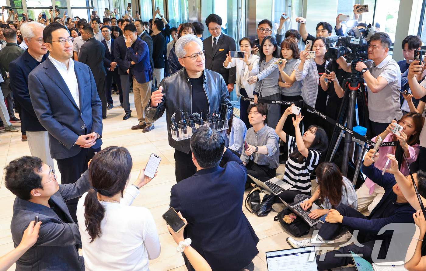 (서울=뉴스1) 이호윤 기자 = 젠슨 황 엔비디아 최고경영자(CEO)와 구광모 LG회장이 8일 서울 영등포구 LG그룹 사옥에서 취재진 질문에 답하고 있다. 2026.6.8/뉴스1