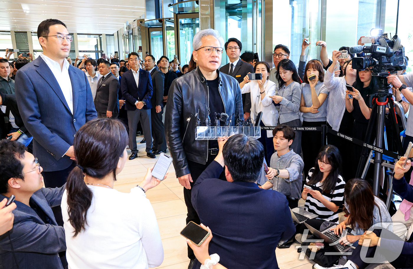 (서울=뉴스1) 이호윤 기자 = 젠슨 황 엔비디아 최고경영자(CEO)와 구광모 LG회장이 8일 서울 영등포구 LG그룹 사옥에서 취재진 질문에 답하고 있다. 2026.6.8/뉴스1