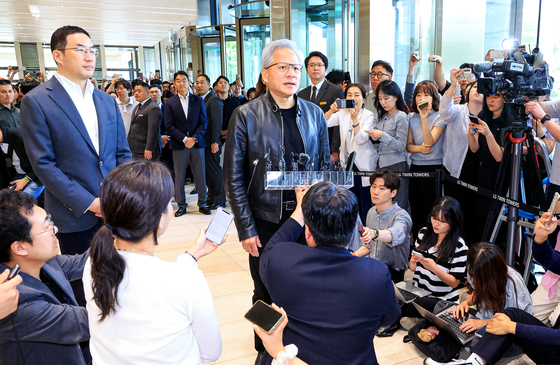 LG그룹 찾은 젠슨 황