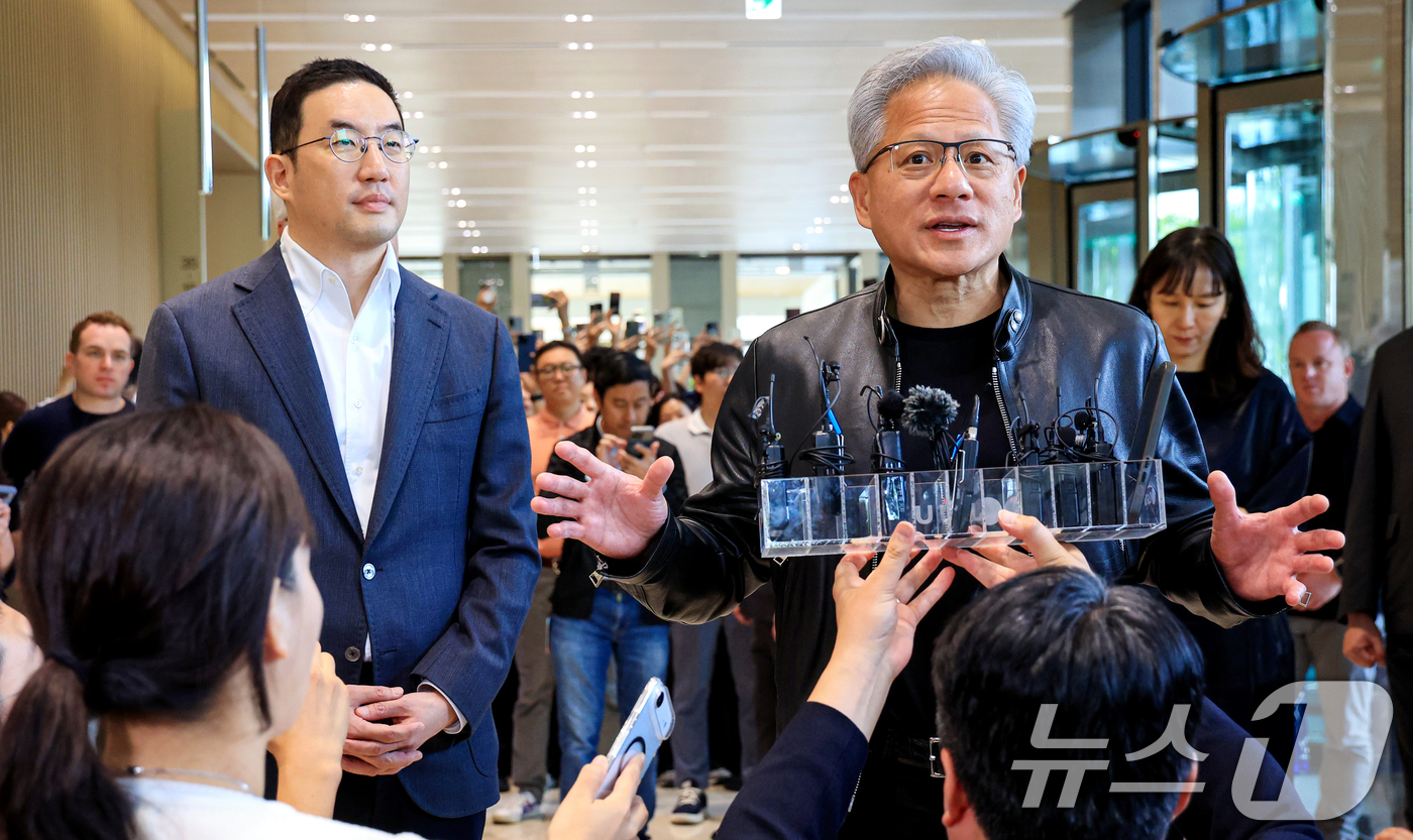 (서울=뉴스1) 이호윤 기자 = 젠슨 황 엔비디아 최고경영자(CEO)와 구광모 LG회장이 8일 서울 영등포구 LG그룹 사옥에서 취재진 질문에 답하고 있다. 2026.6.8/뉴스1