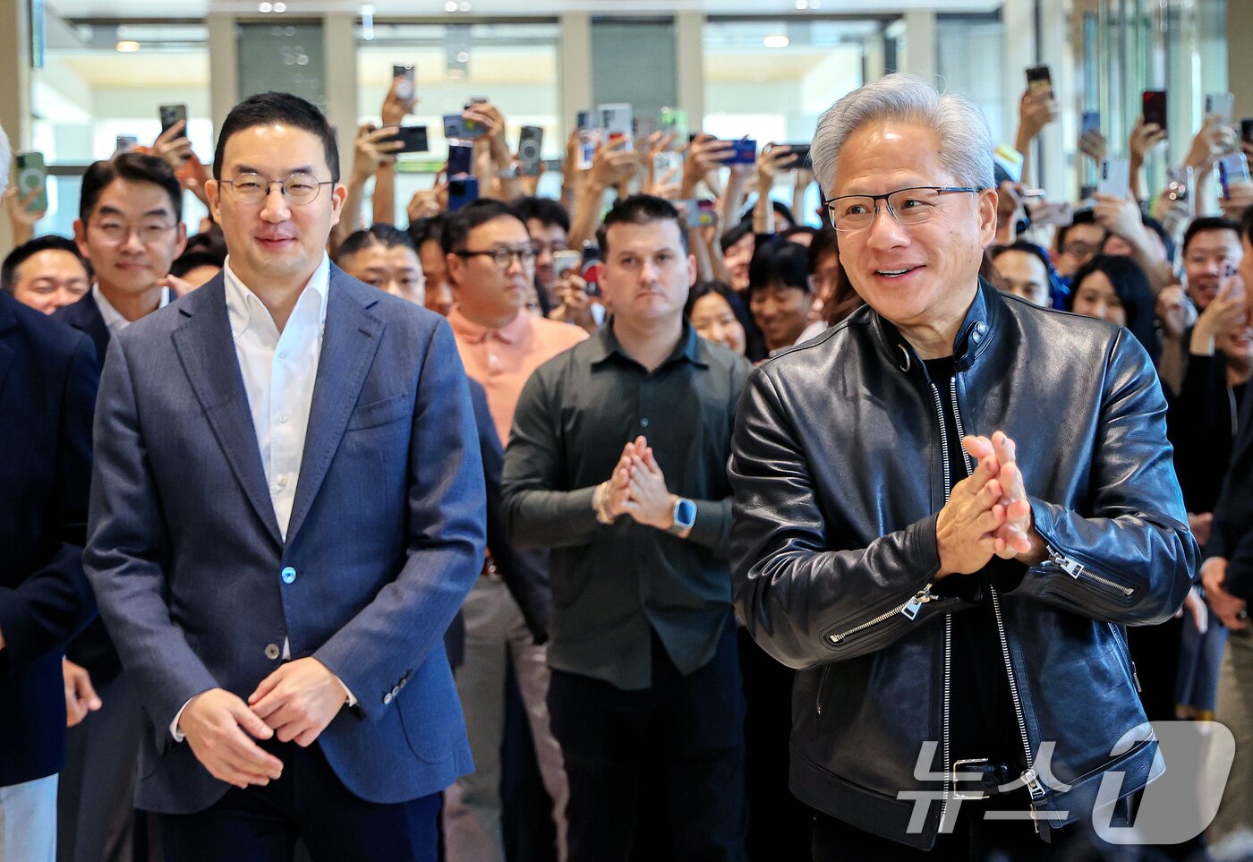 본문 이미지 - 젠슨 황 엔비디아 최고경영자(CEO)와 구광모 LG회장이 8일 서울 영등포구 LG그룹 사옥에서 사원들과 인사를 나누고 있다. 2026.6.8 ⓒ 뉴스1 이호윤 기자