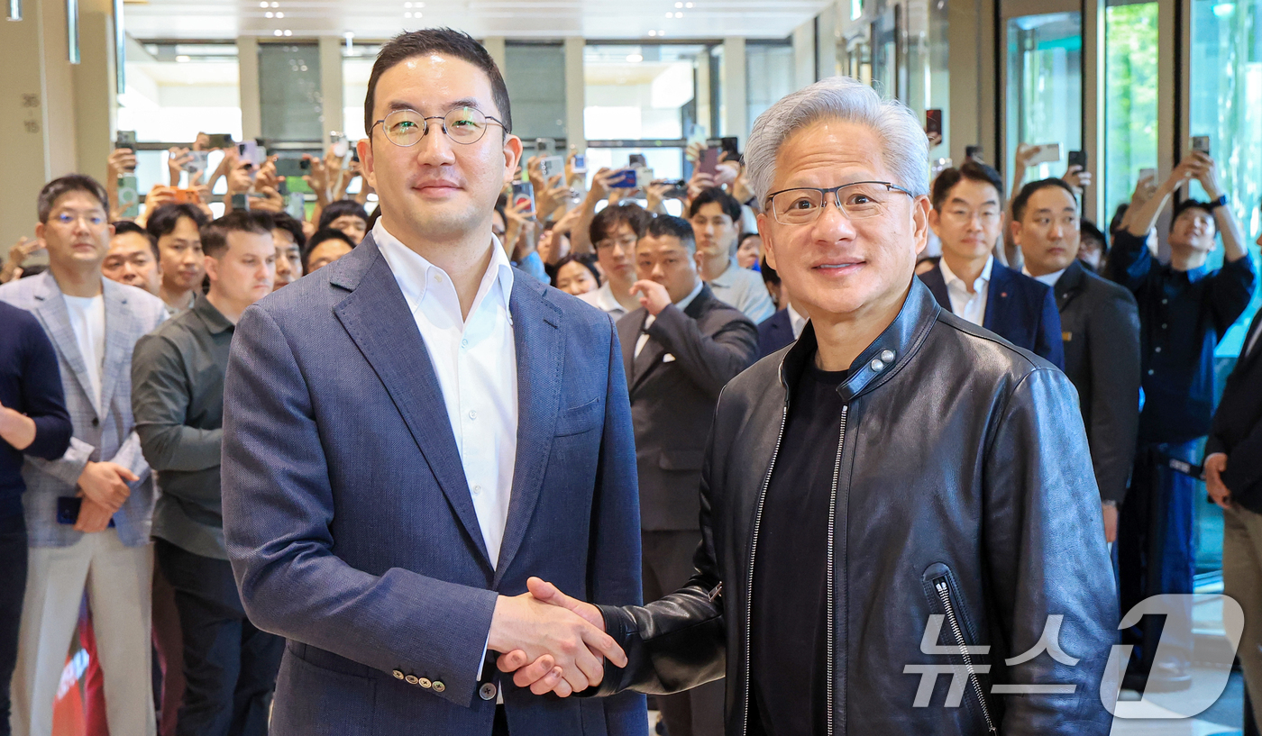 (서울=뉴스1) 이호윤 기자 = 젠슨 황 엔비디아 최고경영자(CEO)와 구광모 LG회장이 8일 서울 영등포구 LG그룹 사옥에서 악수를 나누고 있다. 2026.6.8/뉴스1