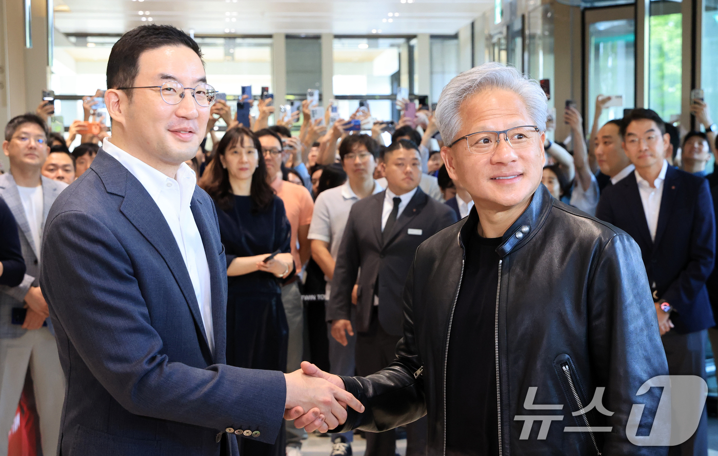 (서울=뉴스1) 이호윤 기자 = 젠슨 황 엔비디아 최고경영자(CEO)와 구광모 LG회장이 8일 서울 영등포구 LG그룹 사옥에서 악수를 나누고 있다. 2026.6.8/뉴스1