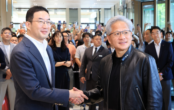 악수 나누며 미소 짓는 젠슨 황과 구광모 회장