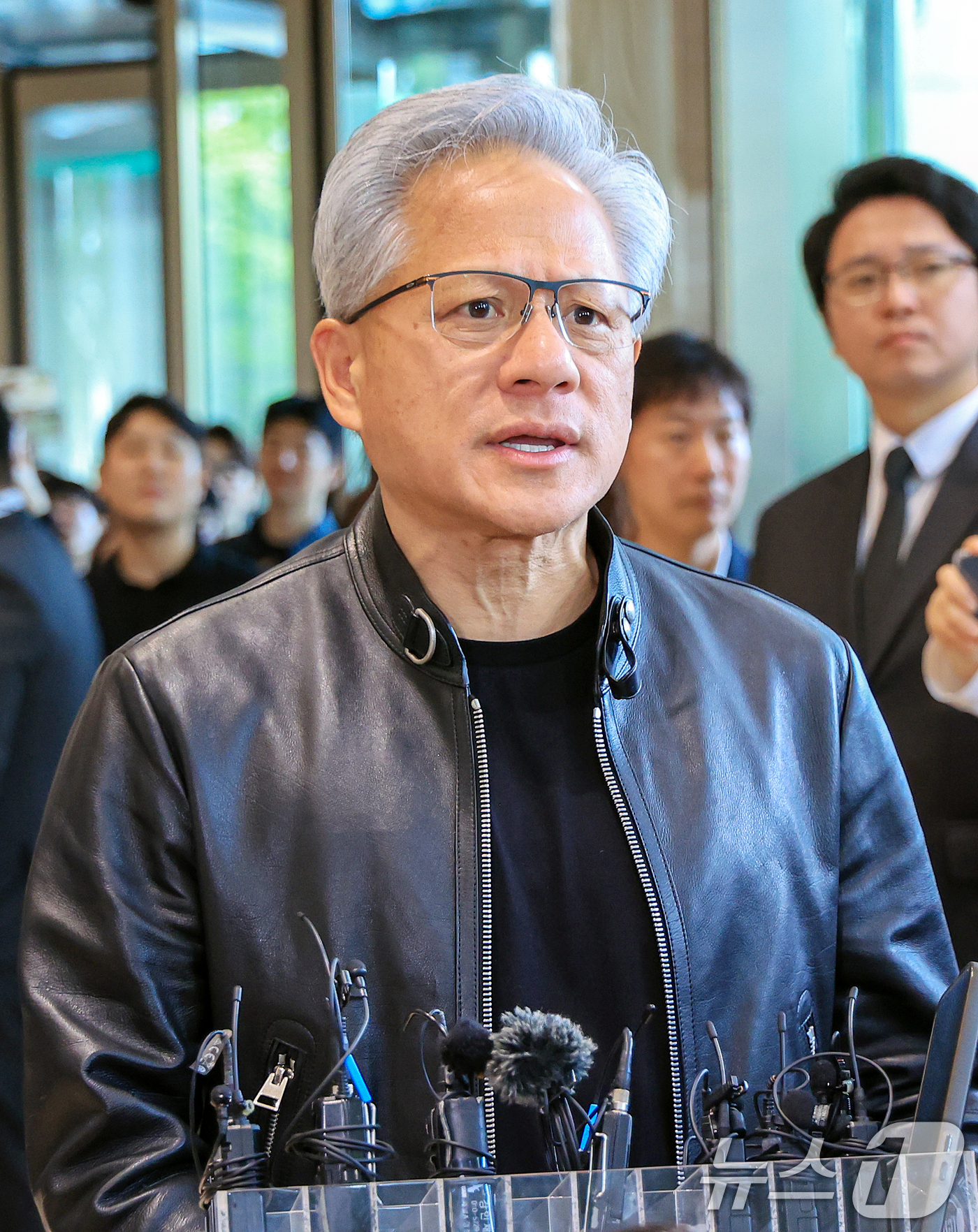(서울=뉴스1) 이호윤 기자 = 젠슨 황 엔비디아 최고경영자(CEO)가 8일 서울 영등포구 LG그룹 사옥에서 취재진 질문에 답하고 있다. 2026.6.8/뉴스1