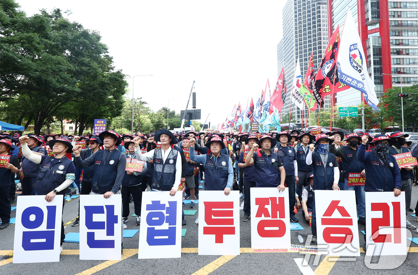 (서울=뉴스1) 김민지 기자 = 전국레미콘운송노동조합 조합원들이 8일 오전 서울 여의도공원 인근에서 운반비 인상과 임금·단체협약 체결을 촉구하는 결의대회를 갖고 구호를 외치고 있다 …