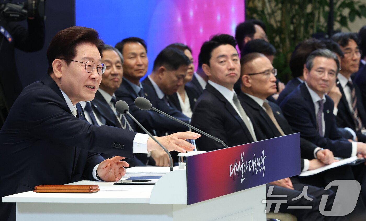 본문 이미지 - 이재명 대통령이 8일 청와대 영빈관에서 열린 취임 1주년 기자회견에서 취재진 질문에 답변하고 있다. 2026.6.8 ⓒ 뉴스1 허경 기자