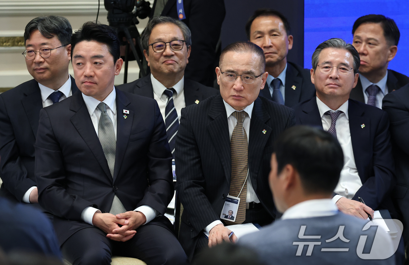 (서울=뉴스1) 허경 기자 = 강훈식 비서실장과 위성락 국가안보실장, 김용범 정책실장이 8일 청와대 영빈관에서 열린 이재명 대통령 취임 1주년 기자회견에 참석해 있다. 2026.6 …