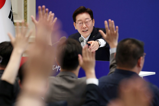 李대통령, 오늘 기자회견…공소취소·연임개헌 '현안 정면돌파' 할까