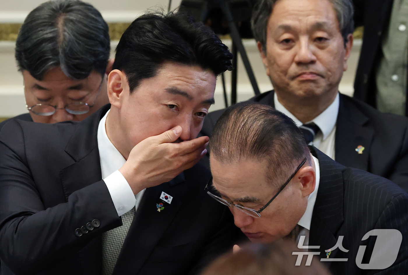 (서울=뉴스1) 허경 기자 = 강훈식 비서실장과 위성락 국가안보실장이 8일 청와대 영빈관에서 열린 취임 1주년 기자회견에서 대화하고 있다. 2026.6.8/뉴스1
