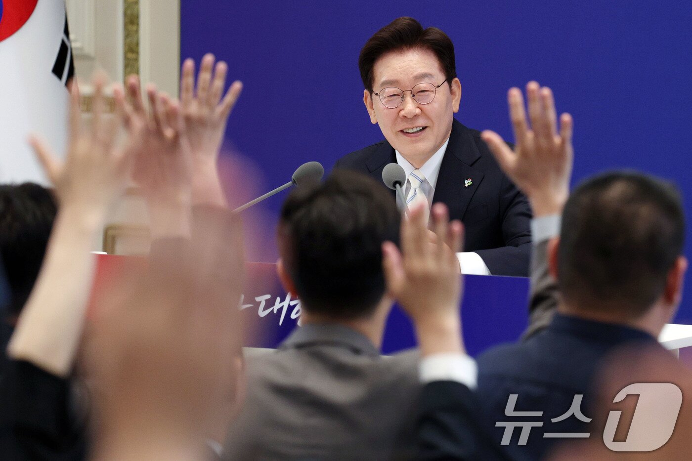 본문 이미지 - 이재명 대통령이 8일 청와대 영빈관에서 열린 취임 1주년 기자회견에서 기자들의 질문을 받고 있다. 2026.6.8 ⓒ 뉴스1 허경 기자