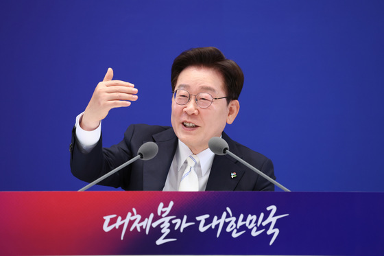 李대통령 "한일군수지원협정 필요하나 국민 정서상 현재는 어려워"