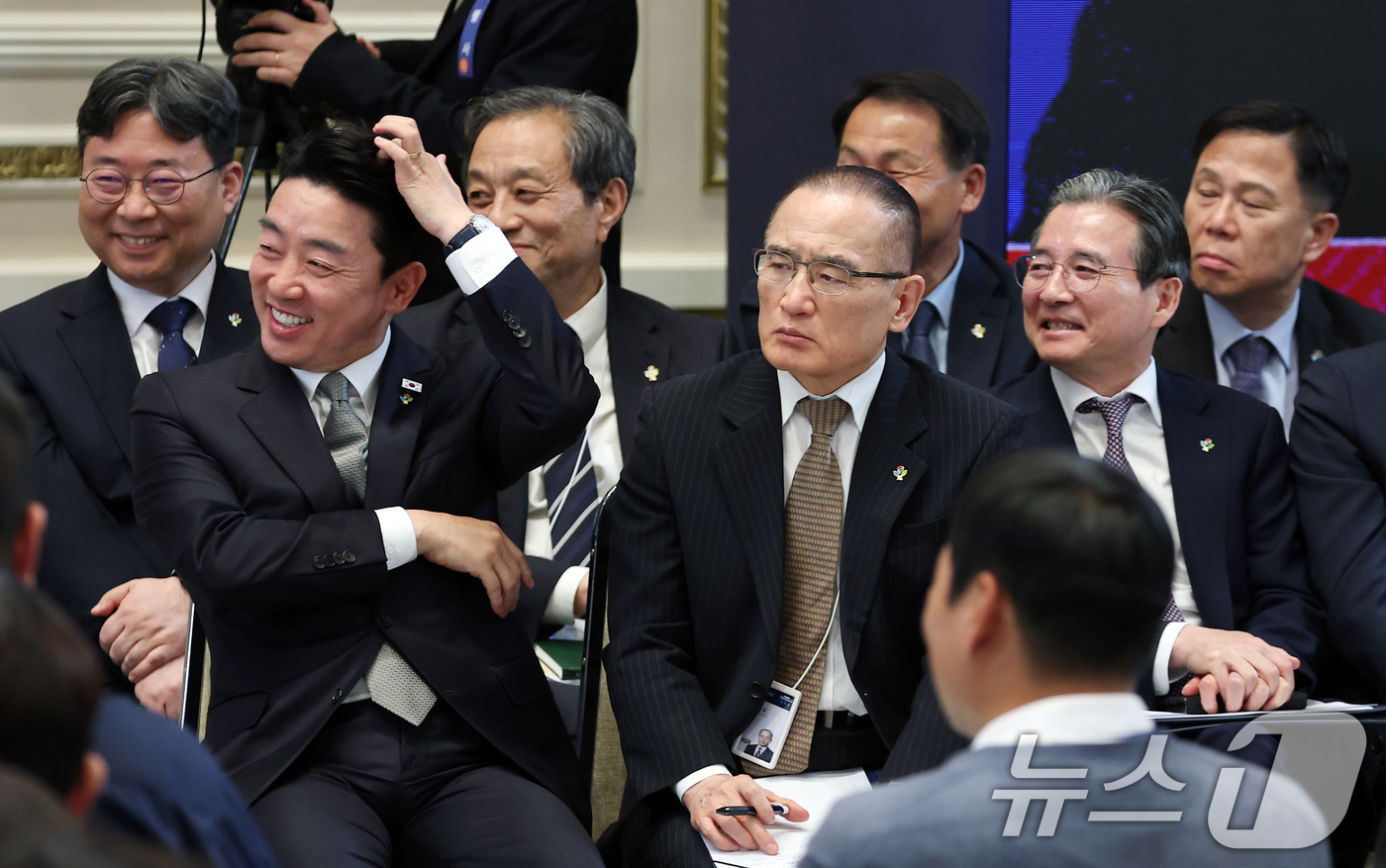 (서울=뉴스1) 허경 기자 = 강훈식 비서실장과 위성락 국가안보실장, 김용범 정책실장이 8일 청와대 영빈관에서 열린 이재명 대통령 취임 1주년 기자회견에 참석해 있다. 2026.6 …