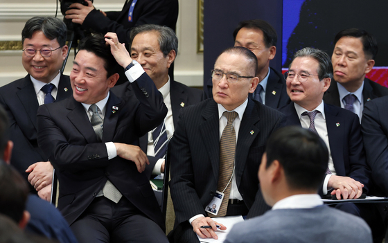 취임 1주년 기자회견 참석한 참모진들