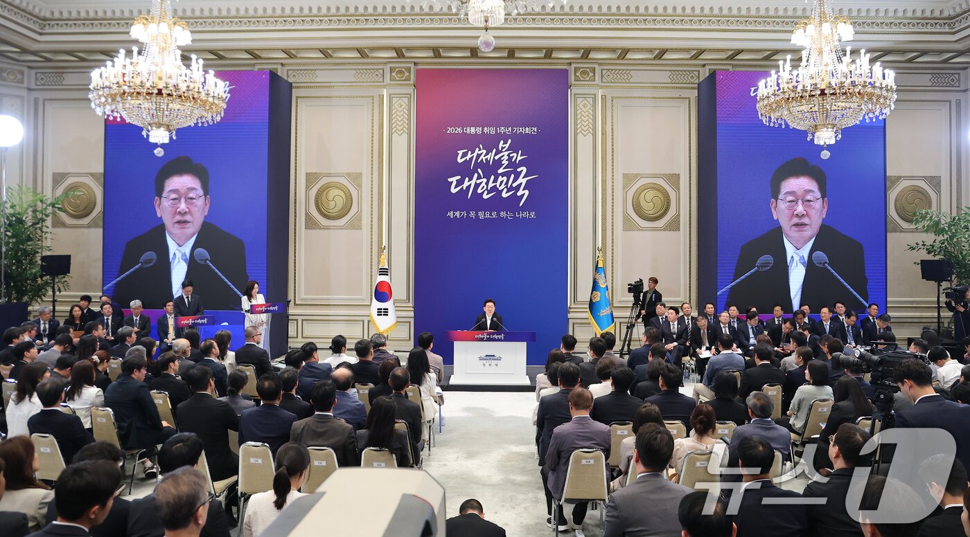 본문 이미지 - 이재명 대통령이 8일 청와대 영빈관에서 열린 취임 1주년 기자회견에서 취재진 질문에 답변하고 있다. 2026.6.8 ⓒ 뉴스1 허경 기자