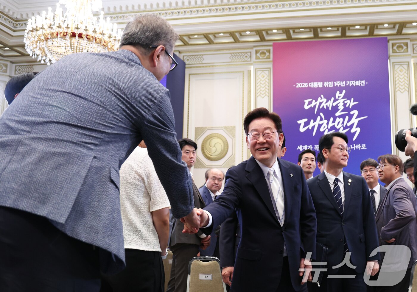 본문 이미지 - 이재명 대통령이 8일 청와대 영빈관에서 열린 취임 1주년 기자회견을 마친 뒤 취재진과 인사하고 있다. 2026.6.8 ⓒ 뉴스1 허경 기자