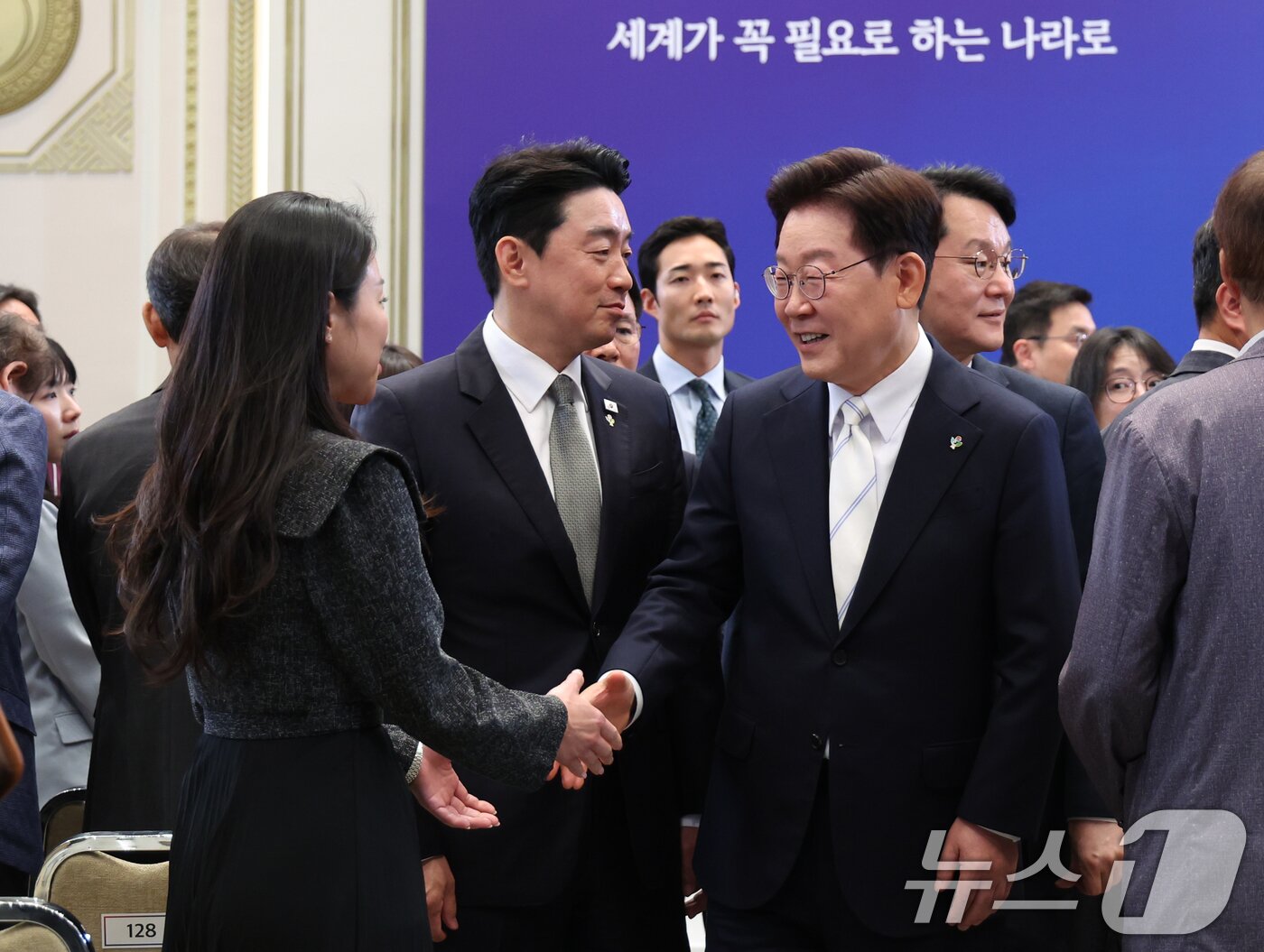 본문 이미지 - 이재명 대통령이 8일 청와대 영빈관에서 열린 취임 1주년 기자회견을 마친 뒤 취재진과 인사하고 있다. 2026.6.8 ⓒ 뉴스1 허경 기자