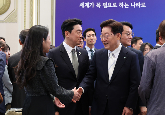 취재진들과 인사 나누는 이재명 대통령