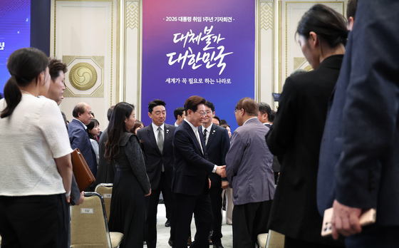 취재진들과 인사 나누는 이재명 대통령