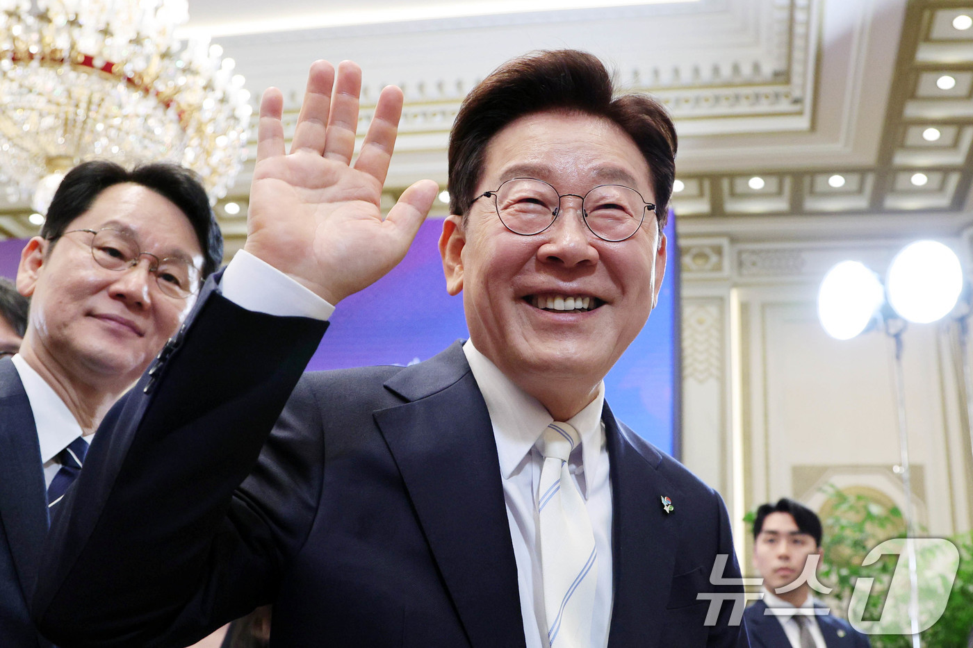 (서울=뉴스1) 허경 기자 = 이재명 대통령이 8일 청와대 영빈관에서 열린 취임 1주년 기자회견을 마친 뒤 취재진과 인사하고 있다. 2026.6.8/뉴스1