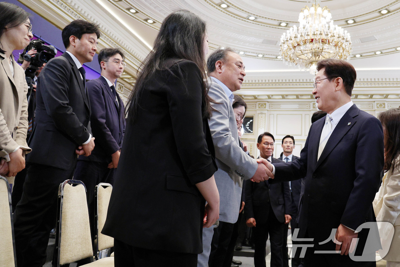 (서울=뉴스1) 허경 기자 = 이재명 대통령이 8일 청와대 영빈관에서 열린 취임 1주년 기자회견을 마친 뒤 취재진과 인사하고 있다. 2026.6.8/뉴스1