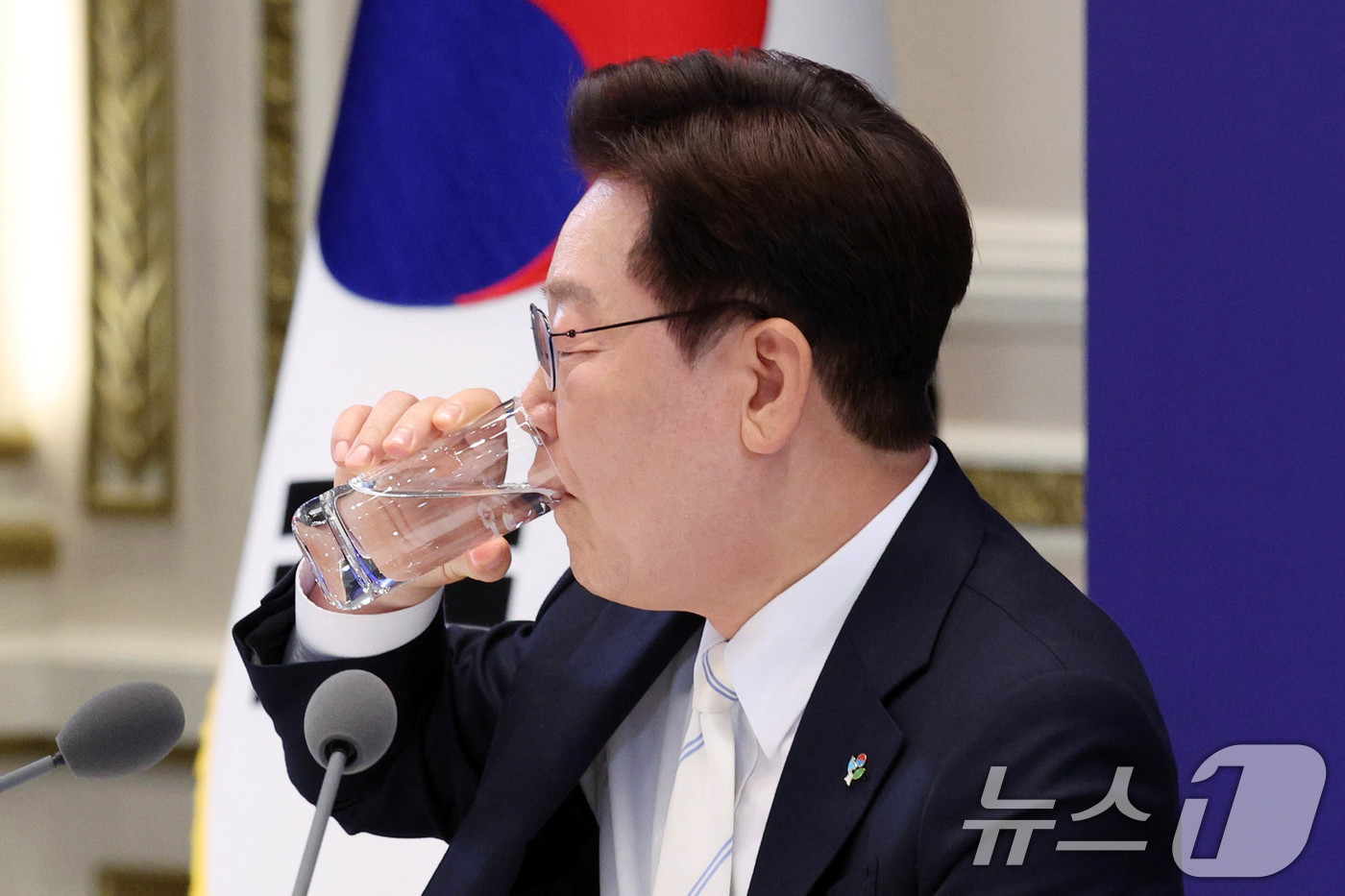 (서울=뉴스1) 허경 기자 = 이재명 대통령이 8일 청와대 영빈관에서 열린 취임 1주년 기자회견을 마친 뒤 물을 마시고 있다. 2026.6.8/뉴스1