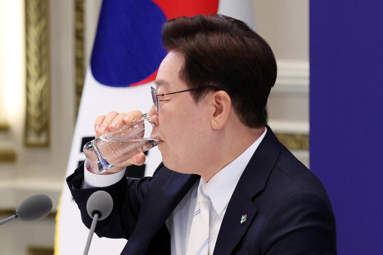 목 축이는 이재명 대통령