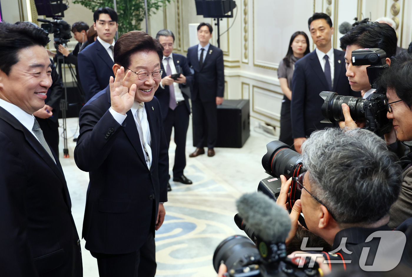 (서울=뉴스1) 허경 기자 = 이재명 대통령이 8일 청와대 영빈관에서 열린 취임 1주년 기자회견을 마친 뒤 취재진과 인사하고 있다. 2026.6.8/뉴스1