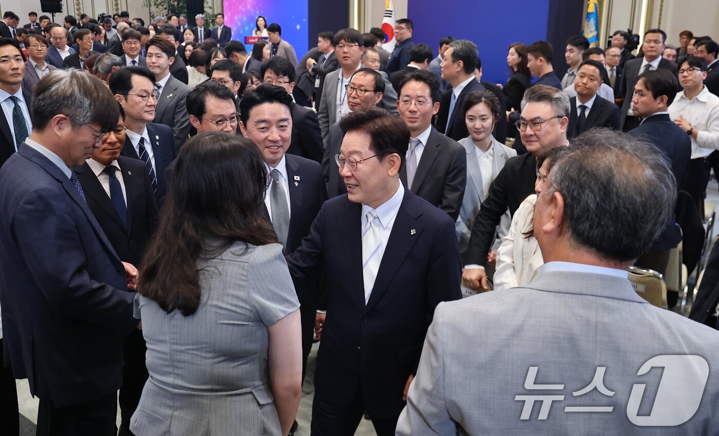 본문 이미지 - 이재명 대통령이 8일 청와대 영빈관에서 열린 취임 1주년 기자회견을 마친 뒤 취재진과 인사하고 있다. 2026.6.8 ⓒ 뉴스1 허경 기자