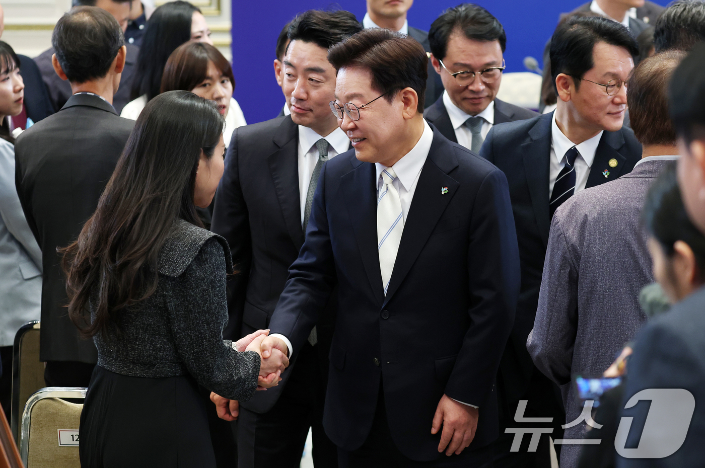 (서울=뉴스1) 허경 기자 = 이재명 대통령이 8일 청와대 영빈관에서 열린 취임 1주년 기자회견을 마친 뒤 취재진과 인사하고 있다. 2026.6.8/뉴스1