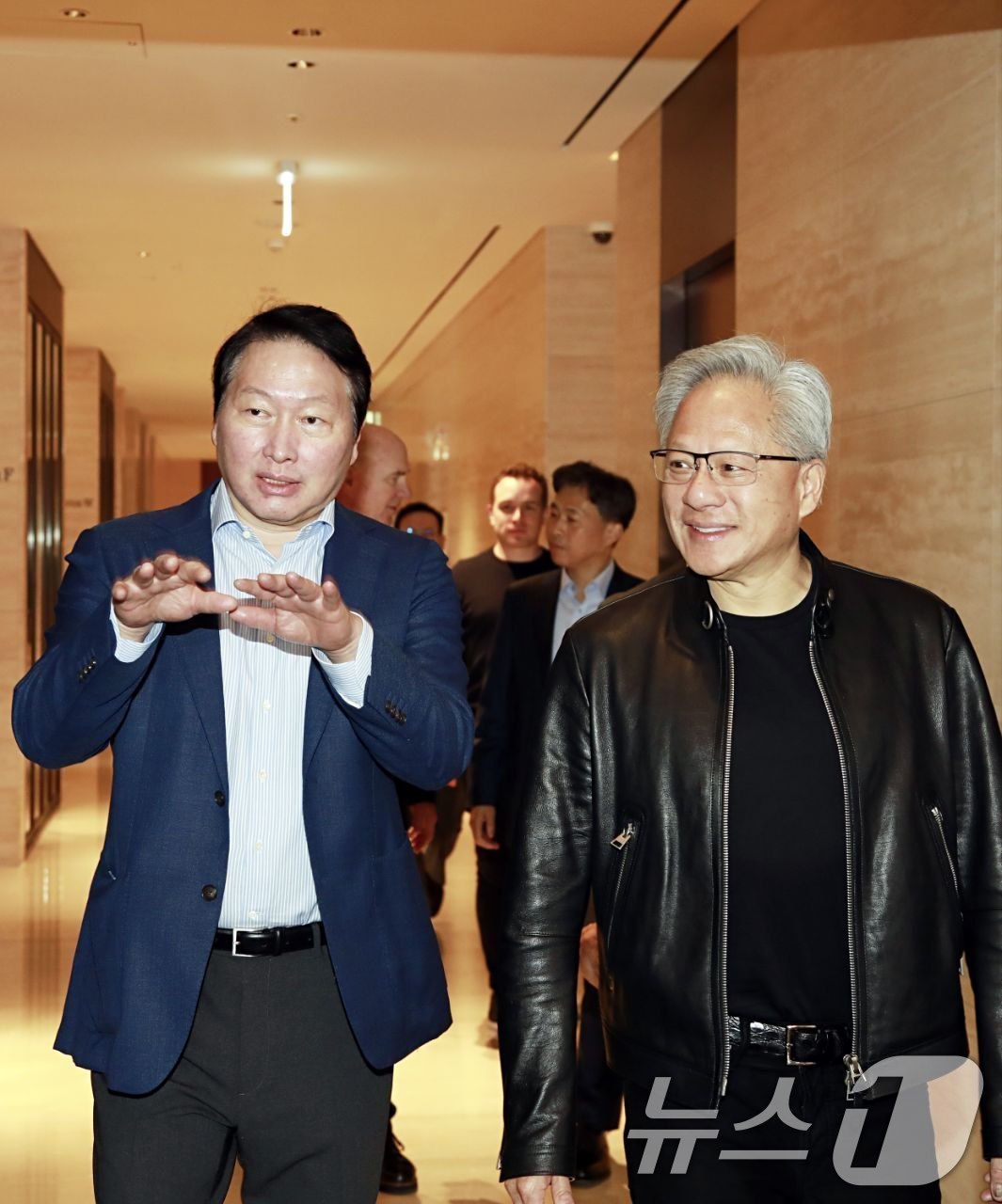 (서울=뉴스1) = 최태원 SK그룹 회장과 젠슨 황 엔비디아 CEO가 8일 서울 서린동 SK 그룹 서린사옥에서 대화를 나누며 이동하고 있다.이날 SK텔레콤과 엔비디아는 함께 글로벌 …