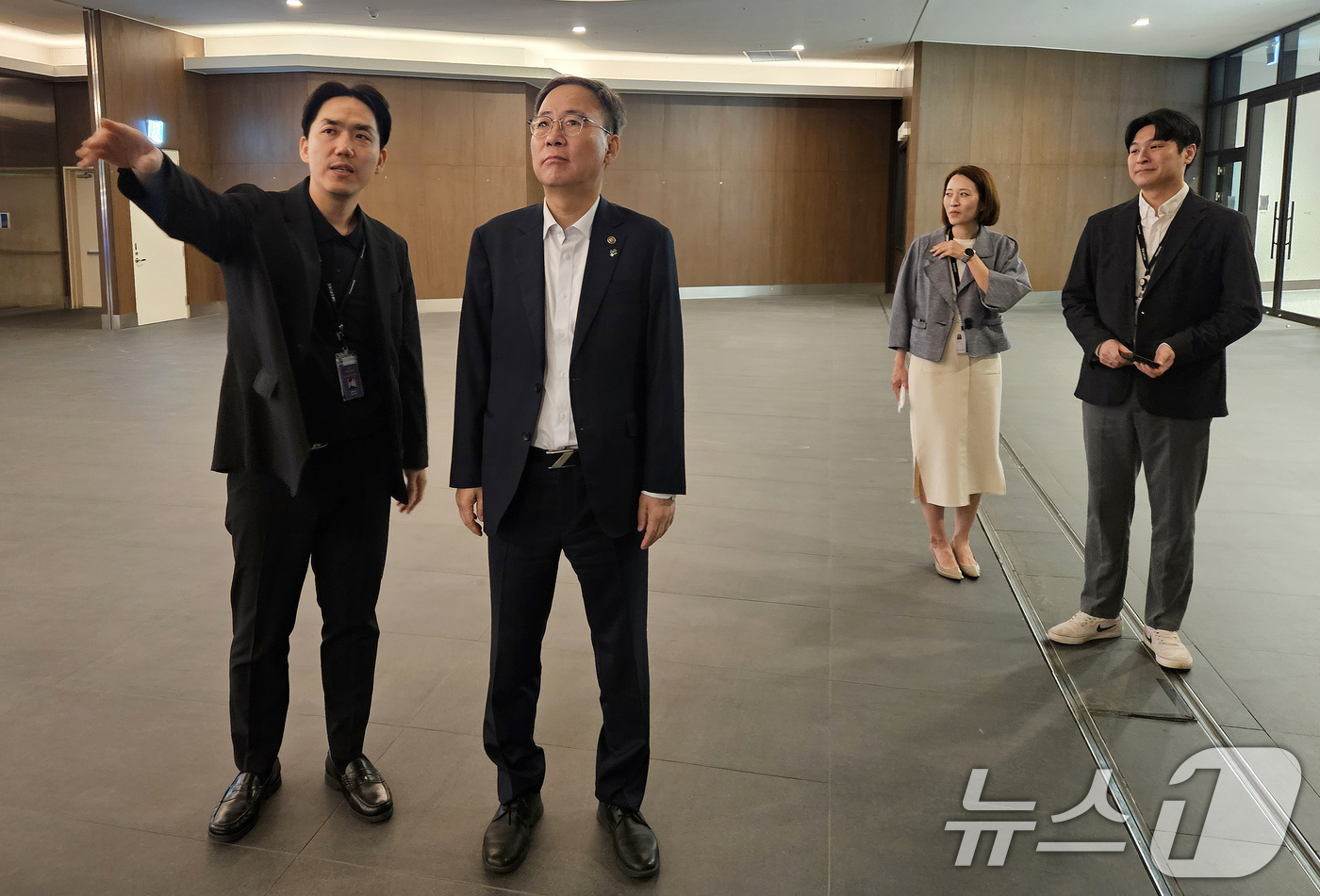 (서울=뉴스1) = 김영수 문화체육관광부 제1차관이 8일 인천 인스파이어 아레나를 방문해 시설을 살펴보고 있다. (문화체육관광부 제공. 재판매 및 DB금지) 2026.6.8/뉴스1 …
