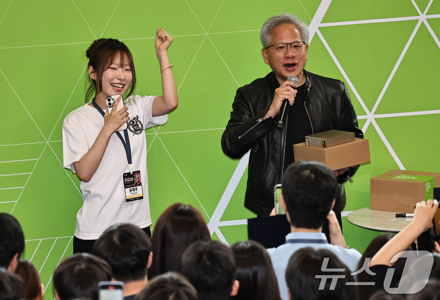 (서울=뉴스1) 이광호 기자 = 젠슨 황 엔비디아 최고경영자(CEO)가 8일 서울대학교 해동첨단공학관에서 열린 '빌드어클로(Build-a-Claw)' 행사장을 찾아 학생들을 상대로 …