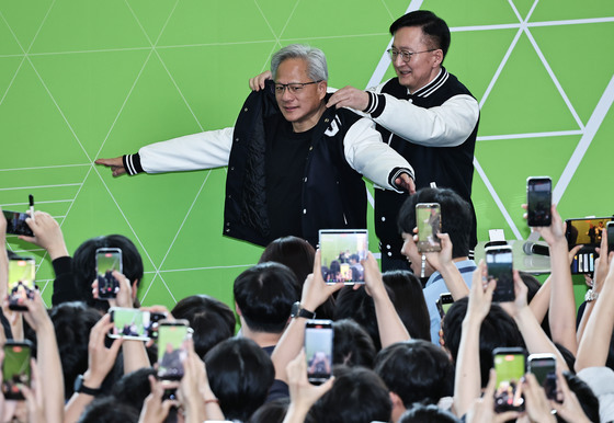 서울대 점퍼 선물 받는 젠슨 황