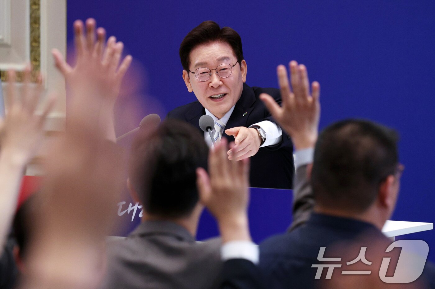 본문 이미지 - 이재명 대통령이 지난 8일 청와대 영빈관에서 열린 취임 1주년 기자회견에서 기자들의 질문을 받고 있다. 2026.6.8 ⓒ 뉴스1 허경 기자