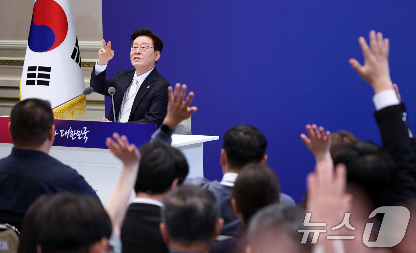 (서울=뉴스1) 허경 기자 = 이재명 대통령이 8일 청와대 영빈관에서 열린 취임 1주년 기자회견에서 기자들의 질문을 받고 있다. 2026.6.8/뉴스1