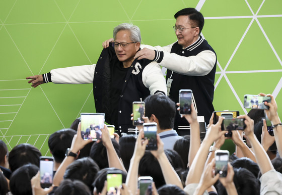 젠슨 황 '가죽자켓 대신 서울대 점퍼'